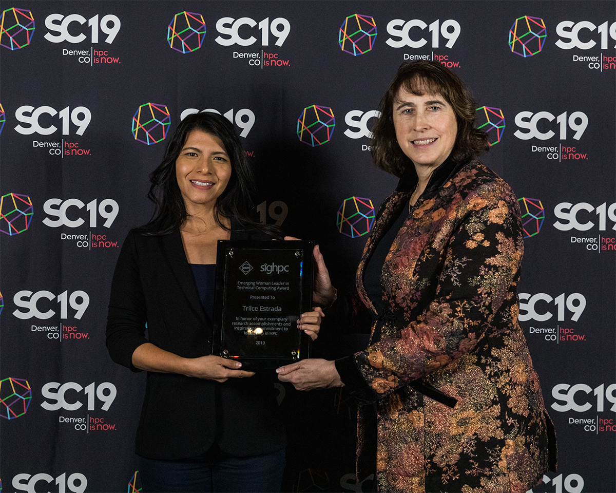 photo of Trilce Estrada receiving award
