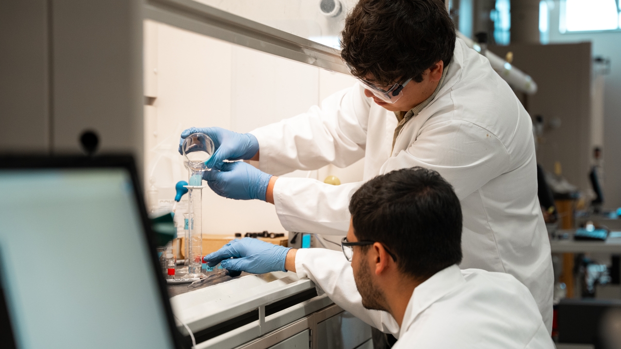 photo: 2 people working in a laboratory